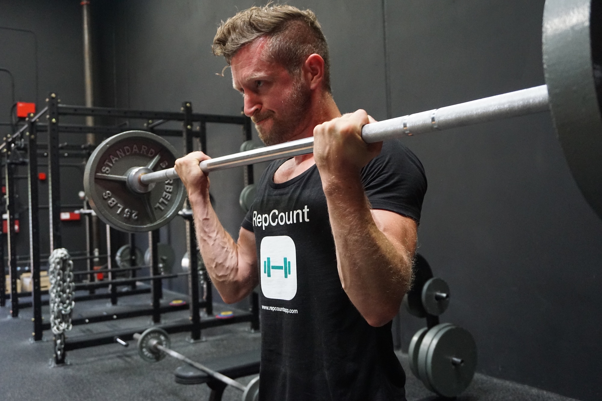 Simon Persson, Gründer von RepCount, beim Training mit einer Langhantel im Fitnessstudio